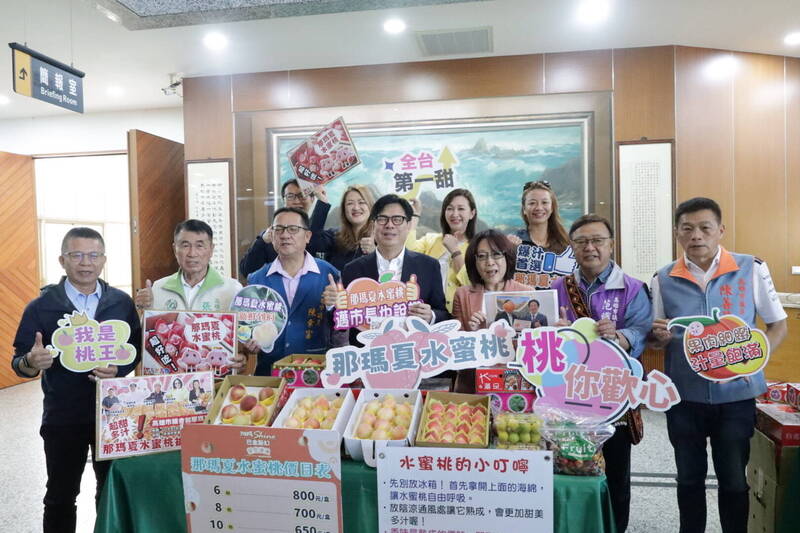 高雄那瑪夏水蜜桃現身高市議會 康裕成、陳其邁攜手代言