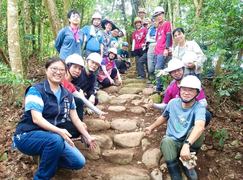 千里步道協會帶領文山社大學員及志工 手作修復大坑5-1步道