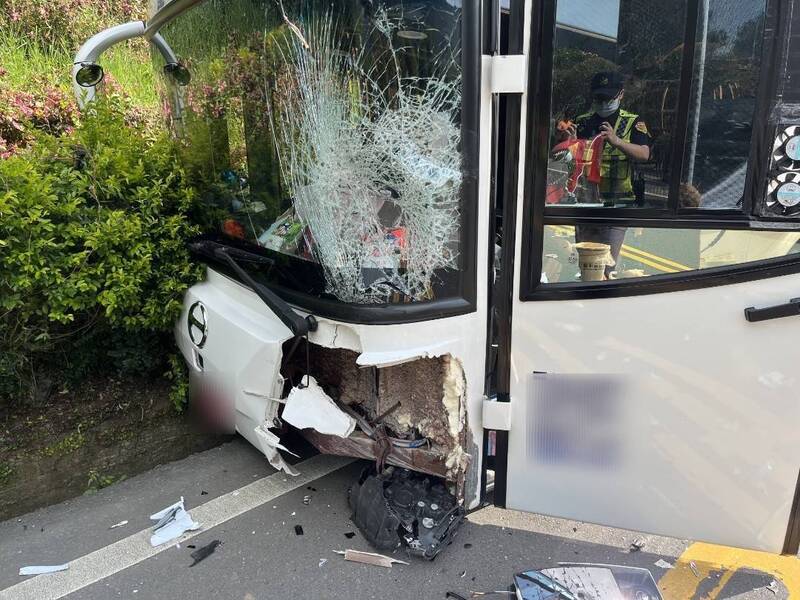 機車對撞大車 遊覽車車頭慘況曝光