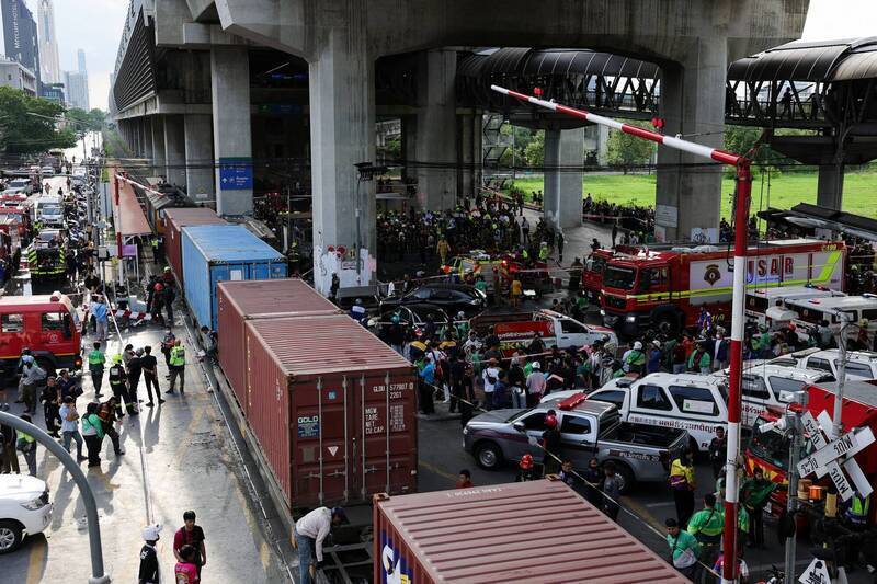曼谷火車撞巴士8死 列車司機無照且毒品尿檢陽性