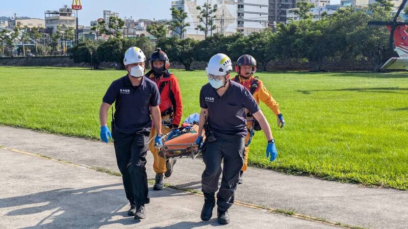 獨攀雪山死亡女山友遺體運送下山 將俟檢察官相驗後交由家屬帶回