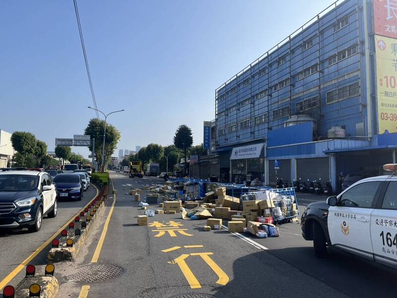 疑貨櫃門沒鎖好 龜山貨車轉彎甩出大量貨物害2車擦撞
