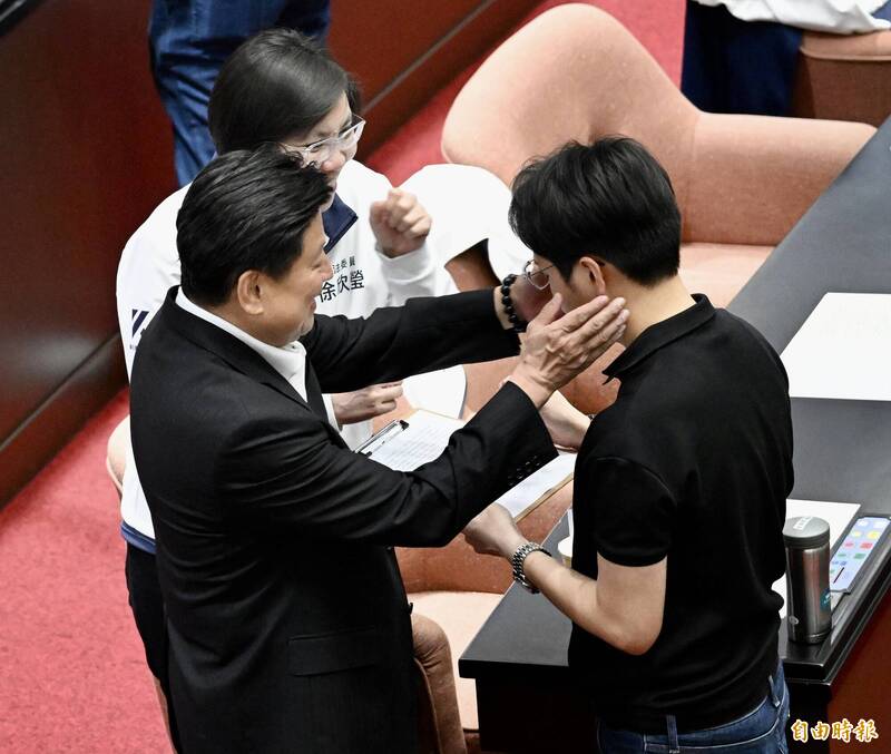 漏網鏡頭》總統彈劾案投票 傅崐萁「愛的摸臉」羅廷瑋