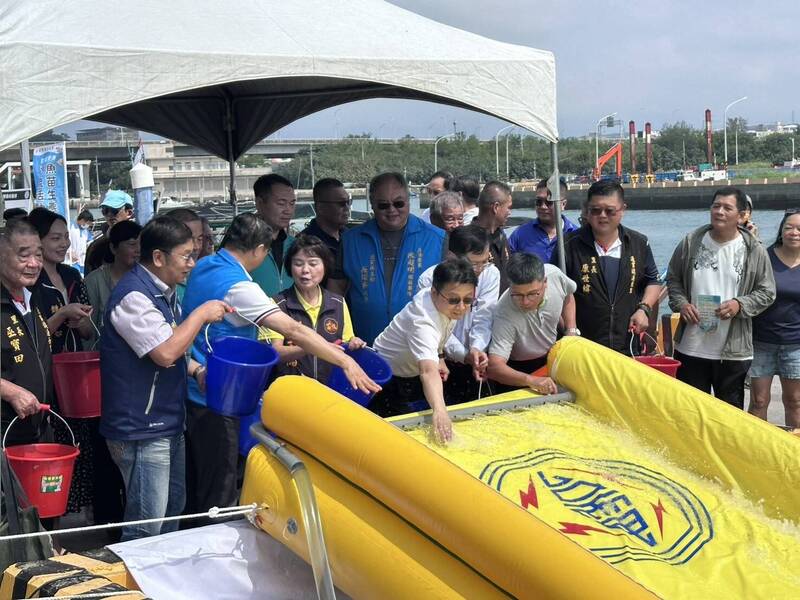 守護海洋25年！台電通霄放流30萬尾魚苗 攜手學童傳承永續。（台電提供）