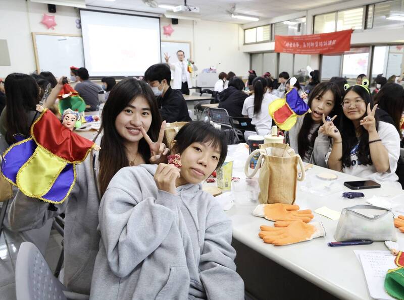 因應少子化、高齡化 幼老共學南區人才培育中心揭牌