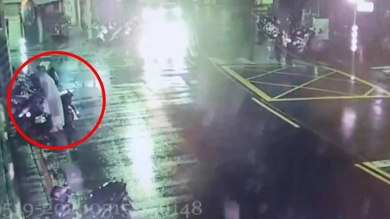 新北店家遭雨衣大盜潛入 撬開保險箱搬走45萬隔日落網