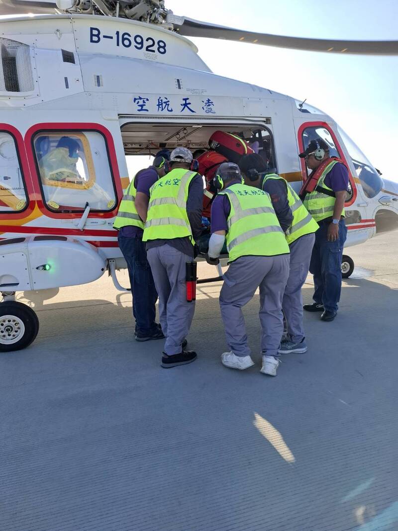 在台工作子女透過監視器 搶救腦出血澎湖老父後送本島