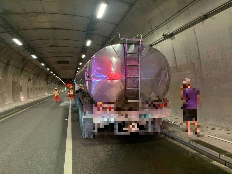 滿載食用油槽車 宜縣東澳隧道火燒車 駕駛拉消防栓緊急撲滅
