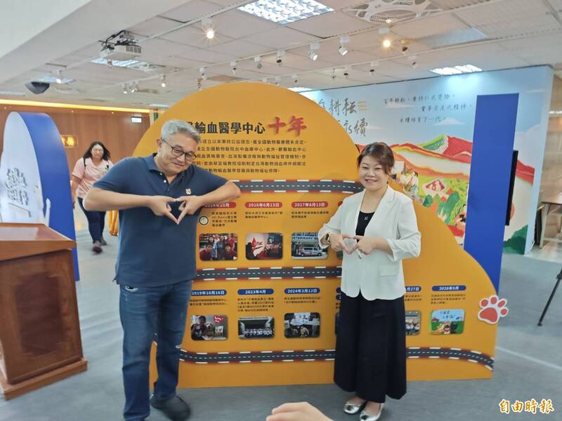 輸血醫學中心今起於屏科大舉辦「毛孩熱血行動十年展-中心成立10週年成果發表」，右為輸血醫學中心主任蔡宜倫。（記者陳彥廷攝）
