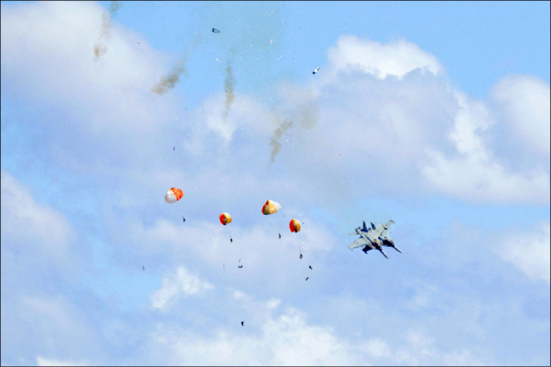 美軍基地航空展2戰機相撞 機上4人均彈射獲救