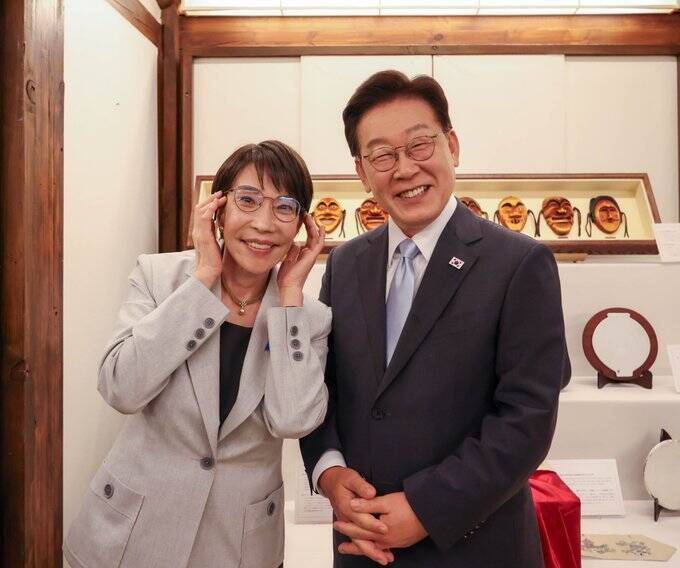 高市早苗借戴李在明眼鏡拍合照 日本內閣推文評語「很速配」