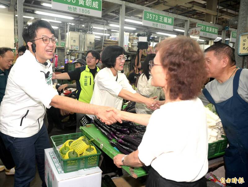 「共好」迎戰「共治」!沈伯洋攜手蘇巧慧 清晨走訪魚果市場