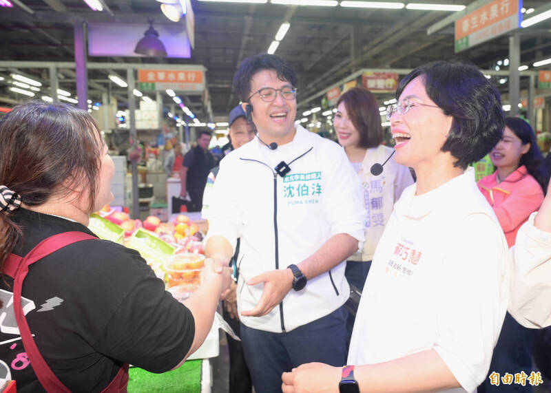 傾聽民意、努力深耕 沈伯洋合體蘇巧慧清晨訪萬華魚果市場