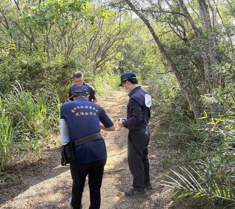 台中大肚山驚見埋釘 要防「山豬刨土」傷電塔、已拔除