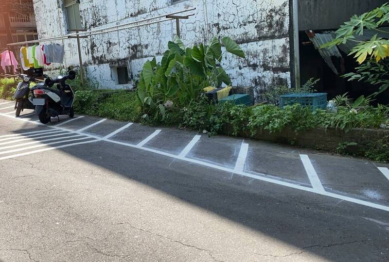 有夠倒楣合法變違規! 車停路旁被移走畫線 事後竟遭警開單