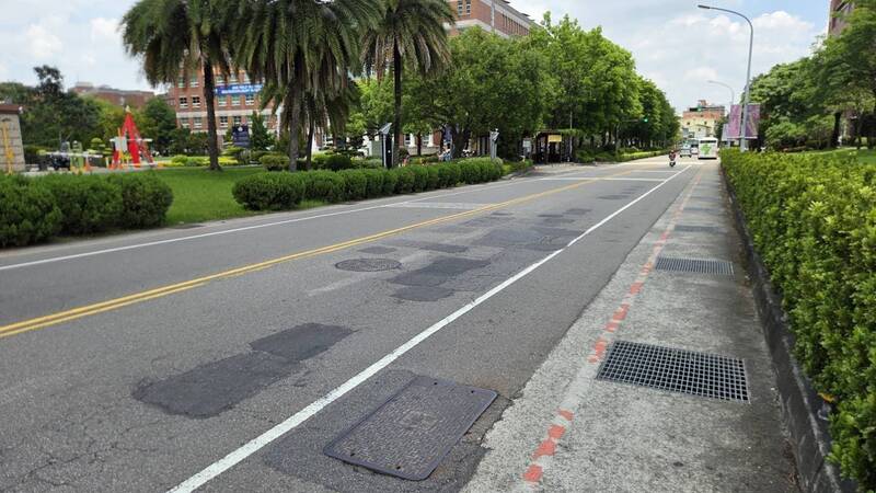 亞洲大學美術館前道路坑坑洞洞 中市議員要求全面刨除、重新封層