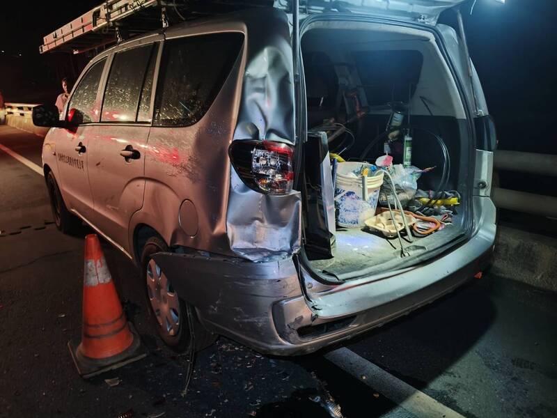 被撞自小客貨車尾部凹陷。（警方提供）