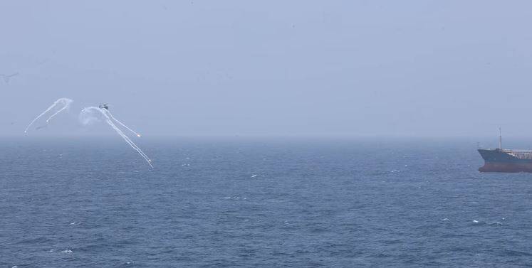 1架美国海军MH-60S「海鹰」(SH-60 Seahawk)拦截商船,在商船前发射闪光弹警告。(图撷自中央司令部脸书) 1架美国海军MH-60S「海鹰」(SH-60 Seahawk)拦截商船,在商船前发射闪光弹警告。(图撷自中央司令部脸书)