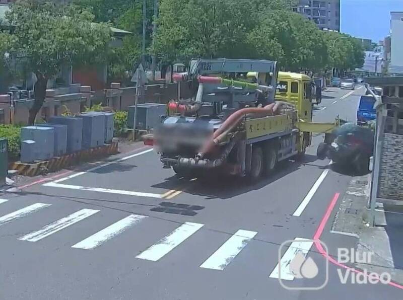 苗栗混凝土車轉彎支架甩出 「掃堂腿」削爛路邊轎車