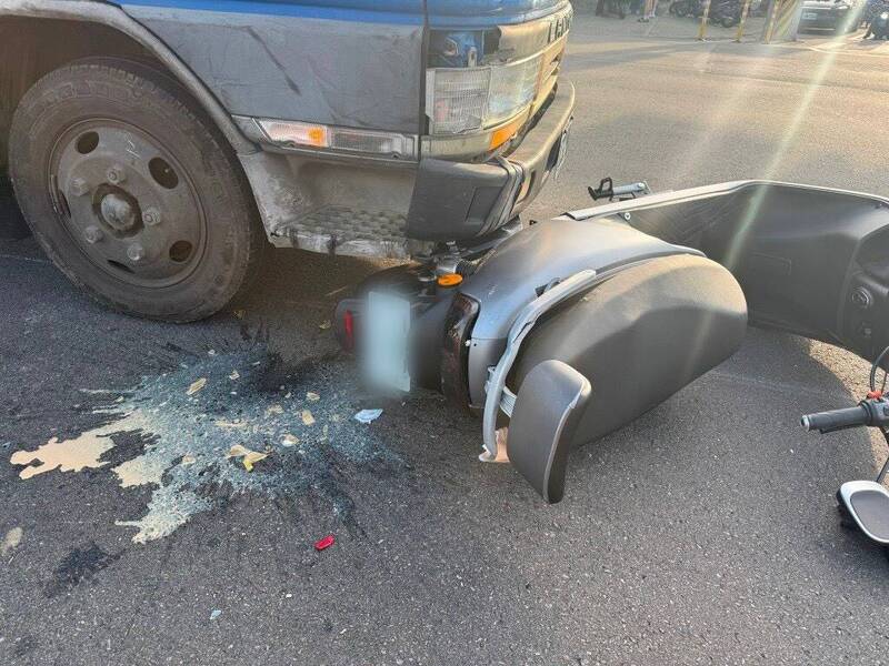 苗栗竹南驚悚車禍!微型二輪車左轉撞貨車卡車底 2高中生受傷送醫