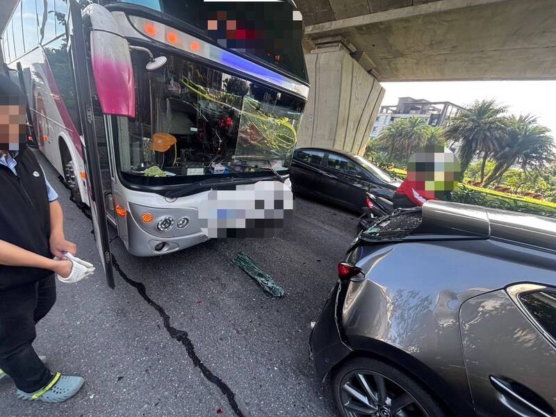 國光客運宜蘭國5側車道追撞停等紅燈前車 9乘客飽受驚嚇