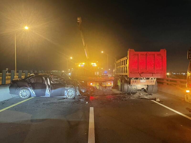 台61鹿港福興段砂石車停路肩 2車接連撞3人傷、1人意識不清