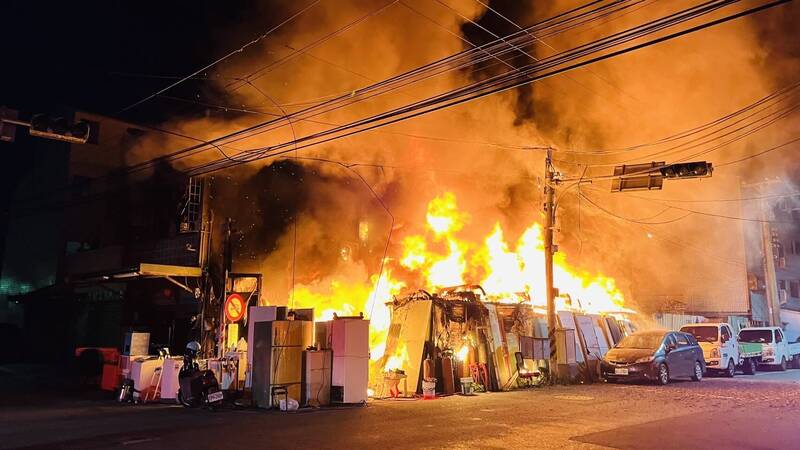 竹市香山磚造回收廠凌晨爆炸起火 2樓半廠房遭火海吞噬