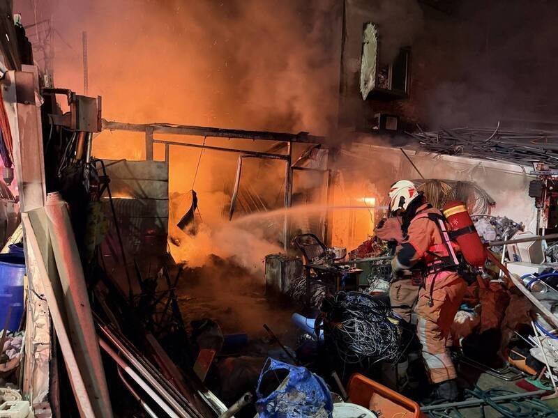 新竹市香山區瑞光街一處磚造回收工廠凌晨爆炸起火，2樓半的廠房遭火海吞噬。（新竹市消防局提供）