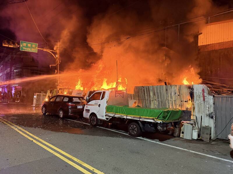 新竹市香山區瑞光街一處磚造回收工廠凌晨爆炸起火，2樓半的廠房遭火海吞噬。（新竹市消防局提供）