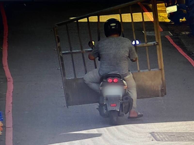 誇張！大白天砂輪機切割校園鐵門 男騎機車載走全程曝光