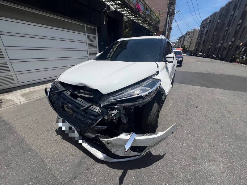 高雄大社七旬歲男開車撿物分心   自撞六機車