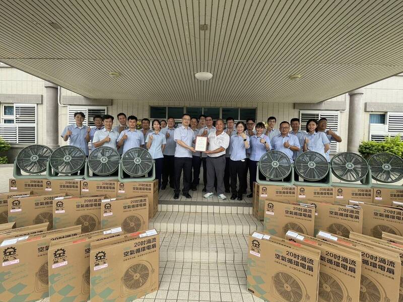澎湖白沙鄉代主席吳良添攜手養殖協會 捐贈工業電風扇慰勞岸巡