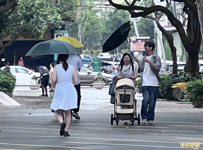 微風也藏亂流 台中草悟道雨傘突翻面引側目