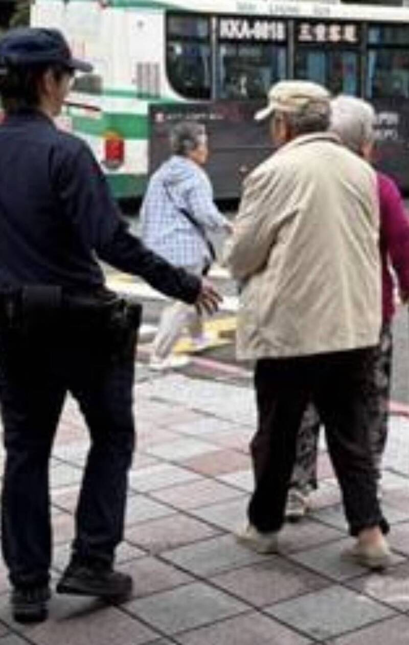 桃園8旬婦迷途「流浪到台北」 老伴親自趕來安撫牽她手回家