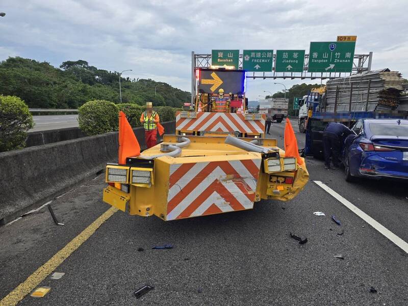 輔助駕駛釀禍?國3竹南段5車撞成一團 2人送醫