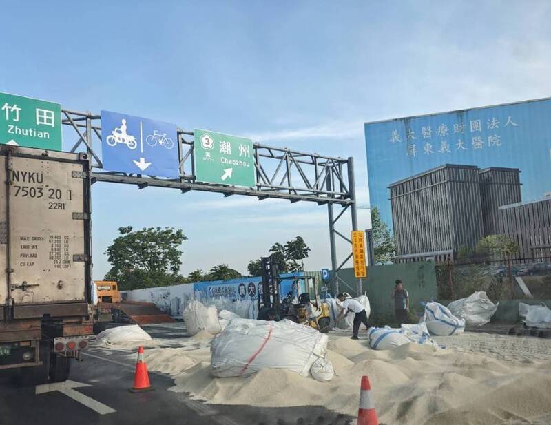 台1線麟洛段「一片雪白」!拖板車過彎甩落「這個」帶塞