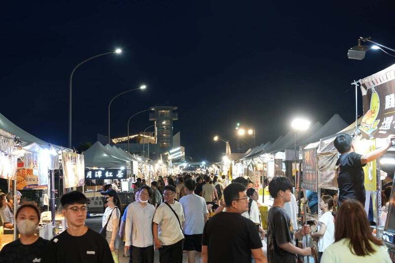 鹽琉趴登場人潮不斷。（屏縣府提供）