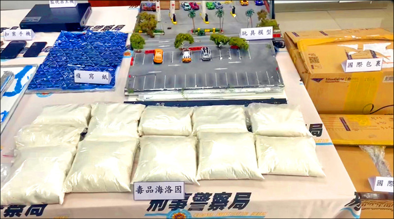 微縮模型藏毒闖關／夾藏運毒是走私大宗 郵包、行李箱最多