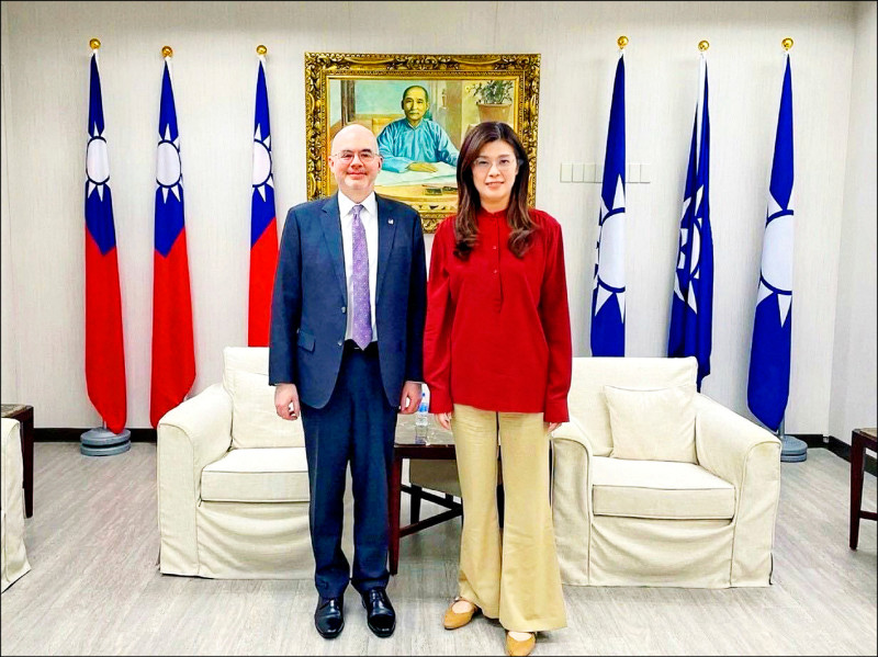 國民黨主席鄭麗文預計六月初訪美。美國在台協會處長谷立受訪表示，近期關注國際媒體報導的人，可能會有國民黨在關鍵外交和安全問題上開始採納或效仿中共立場，忽略美日等台灣傳統盟友的重要作用與利益的印象，相信屆時會有許多人問到這些問題，是鄭麗文「釋疑」的機會。圖為4月22日谷立言拜會鄭麗文。（圖取自美國在台協會臉書）