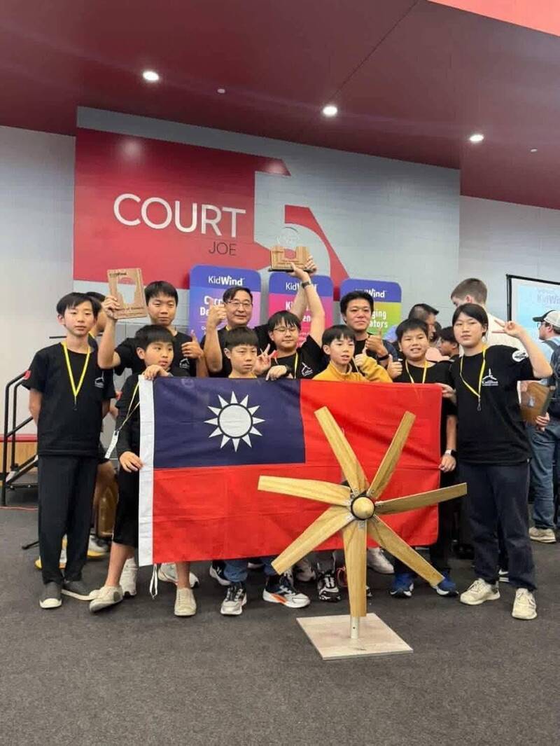 洪偉清指導「Taiwan Wind POWer」團隊，奪下世界風力大賽冠軍及精神獎兩項殊榮。（洪偉清提供）