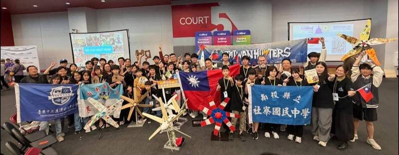 洪偉清指導「Taiwan Wind POWer」團隊，奪下世界風力大賽冠軍及精神獎兩項殊榮。（洪偉清提供）