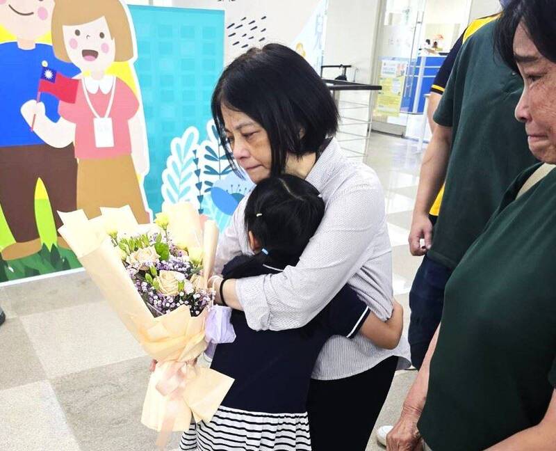 寄養家庭含淚送別 竹縣7歲女童帶著愛赴美展開新人生