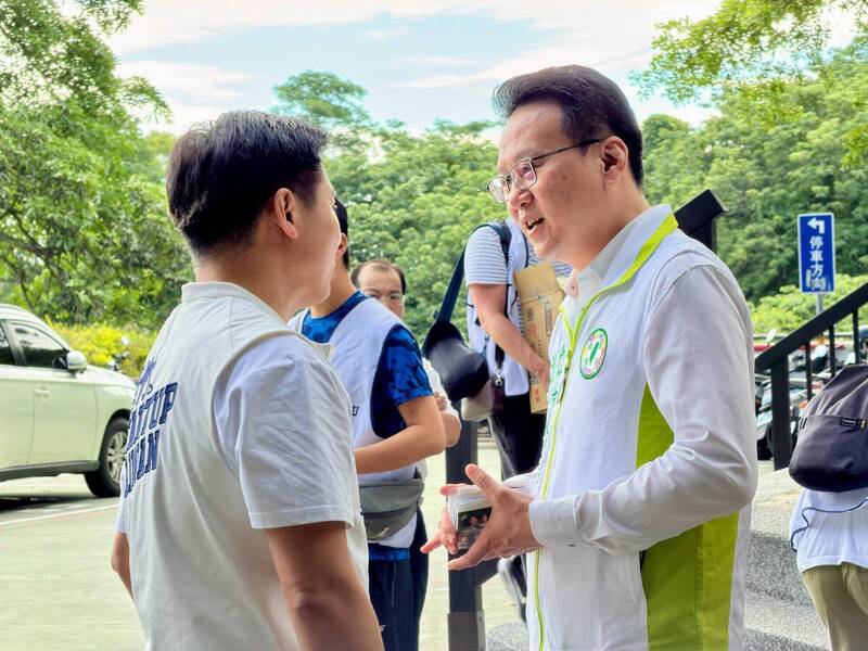 梅竹市長版延長賽開戰 莊競程十八尖山拜票巧遇何志勇