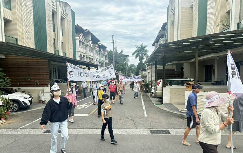 不滿住宅區偷裝基地台 埔里枇杷里民遊街抗議