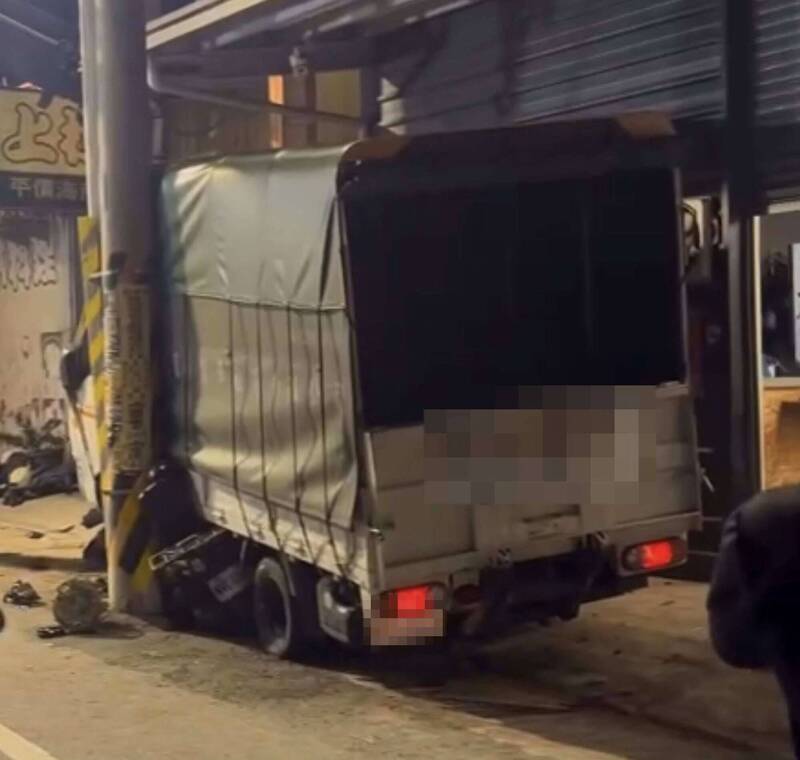 影片曝光!小貨車打保齡球般連輾3人 父女遭壓車底慘死