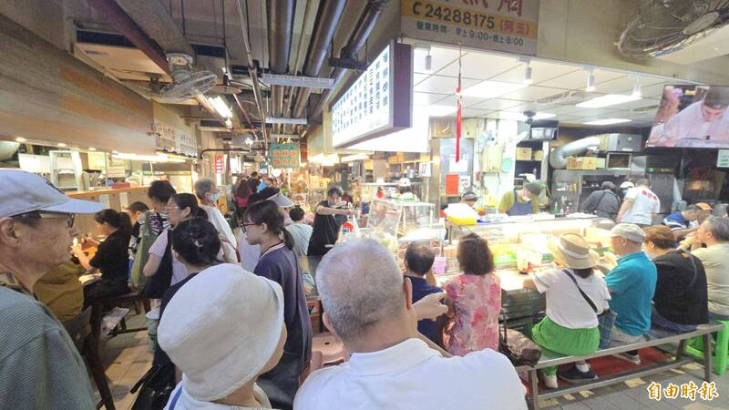 冷氣汰舊換新 基隆仁愛市場二樓美食重新營業人潮爆滿