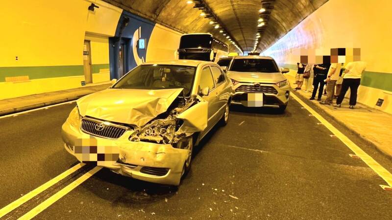 國道6號國姓隧道接連2起車禍 5車受損