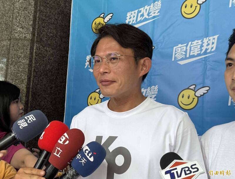 黃國昌自介「建中畢業棄醫從法」楊斯棓狠酸:他的「棄醫」是放棄治療