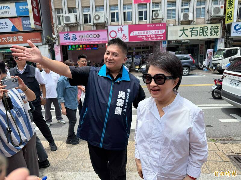 盧秀燕赴宜蘭挺吳宗憲 贈「無敵鐵金剛」期許正義領政