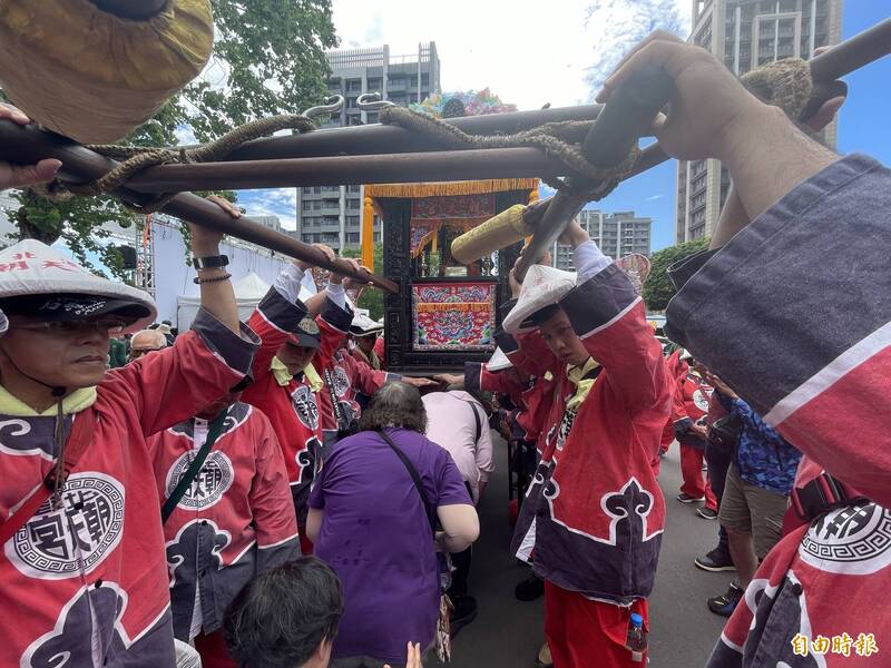 超夯北港朝天宮媽祖、苗栗「山邊媽祖」鑾駕到八德 民眾爭相鑽轎腳